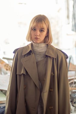 Savaş tarafından yıkılan bir evin yakınında bir kadın. Ukrayna 'da savaş. Ukraynalı mülteciler. Yüksek kalite fotoğraf. Barış kavramı. Kyiv 'de yıkılmış bir evin yanında üzgün bir kız..