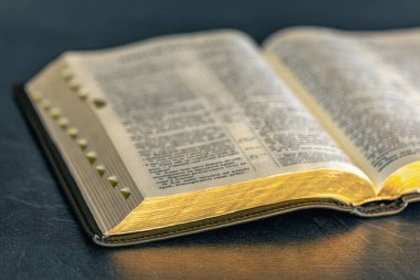 İncil 'e yakın çekim. Kutsal Kitap İncili. Hıristiyanlık, inanç ve din kavramı. Yüksek kalite fotoğraf. Sayfalar yakın çekim. Tanrı 'nın sözü. İnanç ve din. Hıristiyan incili.