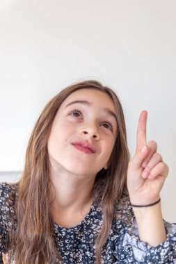 İnsanların duyguları. Gülümseyen güzel kız tavsiye veriyor. Yüksek kalite fotoğraf. Kuralları açıklarken tek parmağını göster, göster..