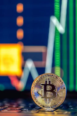 Altın Bitcoin para klavyede ve güzel bir arka planı var. Borsa ticaret şeması arkaplanı kripto para platformunda online şamdan. Kripto para birimi konsepti.