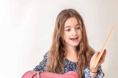 Mutlu kız okul için sırt çantası hazırlıyor. Kız okula gidiyor. Yüksek kalite fotoğraf. Kız derslerle ilgileniyor..