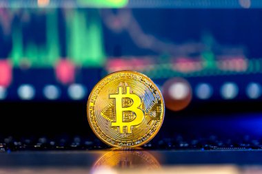 Altın Bitcoin para klavyede ve güzel bir arka planı var. Borsa ticaret şeması arkaplanı kripto para platformunda online şamdan. Kripto para birimi konsepti.