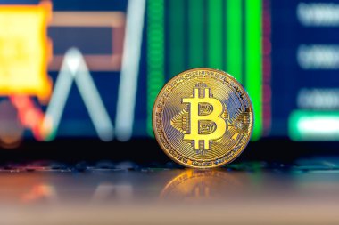 Altın Bitcoin para klavyede ve güzel bir arka planı var. Borsa ticaret şeması arkaplanı kripto para platformunda online şamdan. Kripto para birimi konsepti.