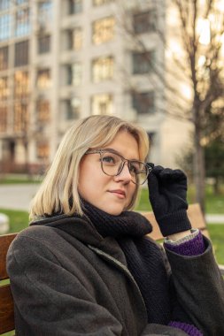 Şehirde gözlük takan çekici genç bir kadın. Şehirdeki kadın. Yüksek kalite fotoğraf. Gözlüklü güzel öğrenci kız..