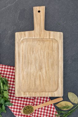 Pişirme malzemeleri ve boş bir kesim tahtası olan bir arka plan. Yemek yapmak için gerekli malzemeler. Yüksek kalite fotoğraf. Karanlık bir arka planda malzemeleri olan bir arka plan. Uzayı kopyala Üst manzara, düz uzanma.
