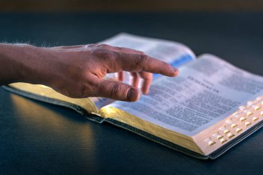 İncil 'i yakın plan aç. Hıristiyanlık kavramı. Tanrılar 'ın İncil' ini okuyorum. Yüksek kalite fotoğraf. Din, dua, İncil okuma.