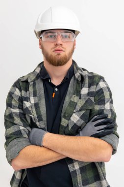 Erkek müteahhit portresi. Önlüklü mühendis ve arka planda kask. İnşaat konsepti. Yüksek kalite fotoğraf.