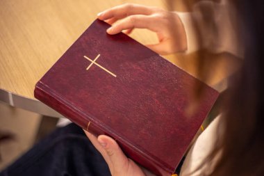 İncil 'e yakın çekim. Hıristiyanlık kavramı. İncil 'i okuyorum. Yüksek kalite fotoğraf. İncil 'i, inancı, ibadeti, duayı okumak. Kadınların elinde İncil.