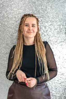 Genç bir dişçinin portresi. Dişçi konsepti. Diş tedavisi. Yüksek kalite fotoğraf. Bir dişçinin yakın plan portresi..