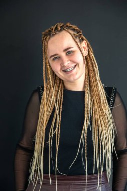 Genç bir dişçinin portresi. Dişçi konsepti. Diş tedavisi. Yüksek kalite fotoğraf. Bir dişçinin yakın plan portresi..