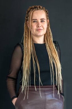 Genç bir dişçinin portresi. Dişçi konsepti. Diş tedavisi. Yüksek kalite fotoğraf. Bir dişçinin yakın plan portresi..