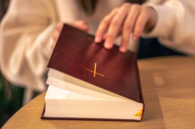 İncil 'e yakın çekim. Hıristiyanlık kavramı. İncil 'i okuyorum. Yüksek kalite fotoğraf. İncil 'i, inancı, ibadeti, duayı okumak. Kadınların elinde İncil.