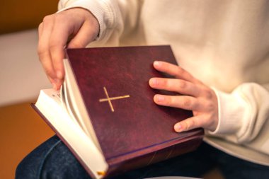 İncil 'e yakın çekim. Hıristiyanlık kavramı. İncil 'i okuyorum. Yüksek kalite fotoğraf. İncil 'i, inancı, ibadeti, duayı okumak. Kadınların elinde İncil.