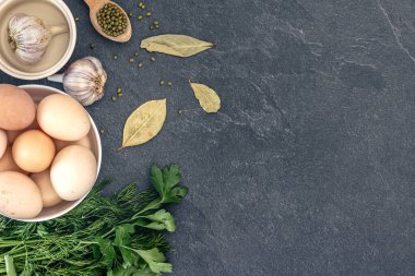 Yemek malzemeleri arka planında. Baharatlı, otlu ve sebzeli yemek. Yüksek kalite fotoğraf. Uzayı kopyala Üst manzara, düz yatış. Karanlık bir arka planda yemek malzemeleri. Yemek pişirme konsepti.