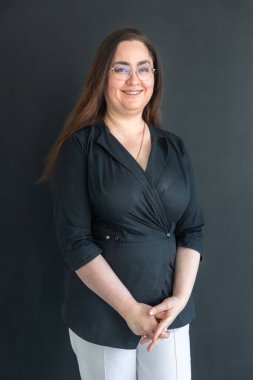 Genç bir dişçinin portresi. Dişçi konsepti. Diş tedavisi. Yüksek kalite fotoğraf. Bir dişçinin yakın plan portresi..