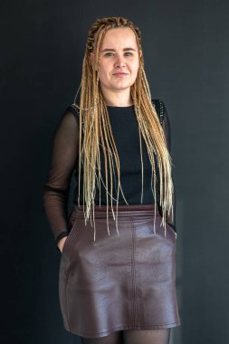 Genç bir dişçinin portresi. Dişçi konsepti. Diş tedavisi. Yüksek kalite fotoğraf. Bir dişçinin yakın plan portresi..