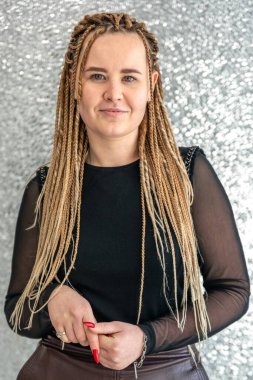 Genç bir dişçinin portresi. Dişçi konsepti. Diş tedavisi. Yüksek kalite fotoğraf. Bir dişçinin yakın plan portresi..