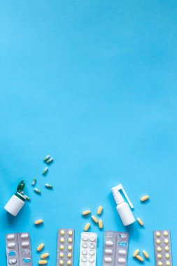 Tıp konsepti. Çeşitli ilaçlar ve haplar. Kopyalama alanı olan üst görünüm. Yüksek kalite fotoğraf. Renkli arka planda haplar. İlaçlar, antibiyotikler, ilaçlar ve haplar. Sağlık kavramı.