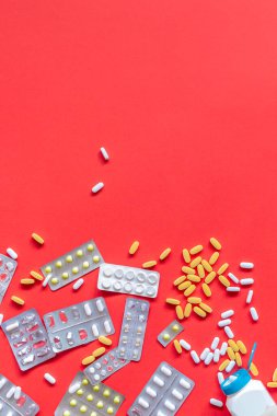 Tıp konsepti. Çeşitli ilaçlar ve haplar. Kopyalama alanı olan üst görünüm. Yüksek kalite fotoğraf. Renkli arka planda haplar. İlaçlar, antibiyotikler, ilaçlar ve haplar. Sağlık kavramı.