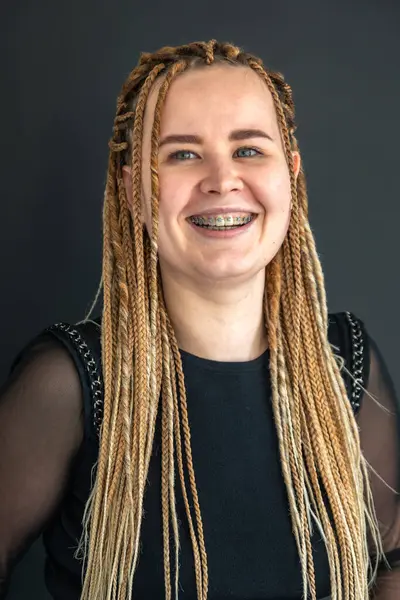 Genç bir dişçinin portresi. Dişçi konsepti. Diş tedavisi. Yüksek kalite fotoğraf. Bir dişçinin yakın plan portresi..