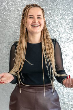 Genç bir dişçinin portresi. Dişçi konsepti. Diş tedavisi. Yüksek kalite fotoğraf. Bir dişçinin yakın plan portresi..