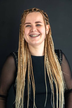 Genç bir dişçinin portresi. Dişçi konsepti. Diş tedavisi. Yüksek kalite fotoğraf. Bir dişçinin yakın plan portresi..