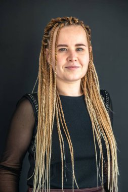 Genç bir dişçinin portresi. Dişçi konsepti. Diş tedavisi. Yüksek kalite fotoğraf. Bir dişçinin yakın plan portresi..