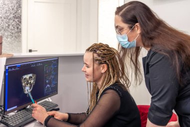 Dişçi doktor bilgisayardan diş röntgenine bakıyor. Diş hekimliği. Diş tedavisi. Yüksek kalite fotoğraf. Kadın dişçi bilgisayarda diş röntgenine bakıyor. Diş hekimliği.
