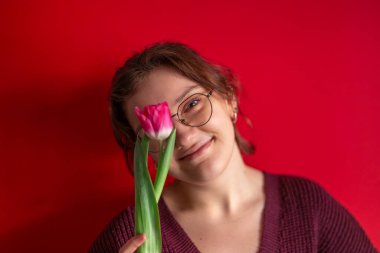 Uluslararası Kadınlar Günü. Elinde lale olan güzel bir genç kadın. Yüksek kalite fotoğraf. Sevgililer Günü kutlaması. Anneler Günü kutlaması.