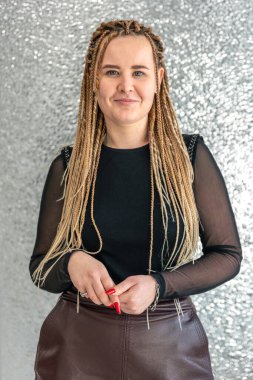 Genç bir dişçinin portresi. Dişçi konsepti. Diş tedavisi. Yüksek kalite fotoğraf. Bir dişçinin yakın plan portresi..