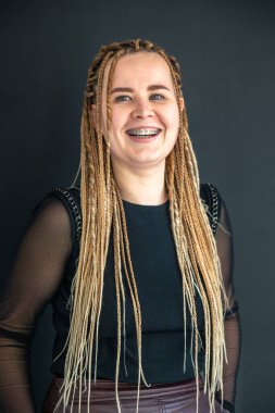 Genç bir dişçinin portresi. Dişçi konsepti. Diş tedavisi. Yüksek kalite fotoğraf. Bir dişçinin yakın plan portresi..