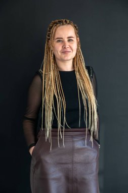 Genç bir dişçinin portresi. Dişçi konsepti. Diş tedavisi. Yüksek kalite fotoğraf. Bir dişçinin yakın plan portresi..