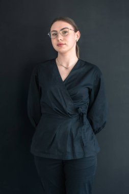 Genç bir dişçinin portresi. Dişçi konsepti. Diş tedavisi. Yüksek kalite fotoğraf. Bir dişçinin yakın plan portresi..