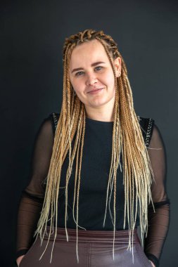 Genç bir dişçinin portresi. Dişçi konsepti. Diş tedavisi. Yüksek kalite fotoğraf. Bir dişçinin yakın plan portresi..