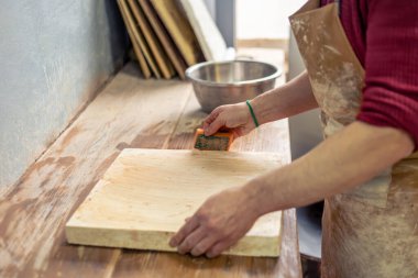 Seramikçi-çömlekçi iş başında. Çamurdan modelleme. Çömlekçiliğe hazırlanıyorum. Yüksek kalite fotoğraf. Bir sanat stüdyosunda profesyonel DIY çömlek oluşturma.