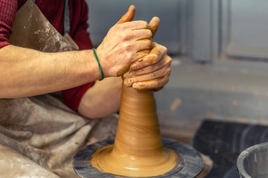 Vazo yapan erkek çömlekçilerin yakın çekimi. Çömlek. Seramik yapıyorum. Yüksek kalite fotoğraf. Sanat atölyesinde kendi ellerinle seramik yapıyorsun..