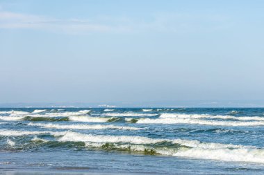 Deniz dalgaları arka planı. Mavi Okyanus. Mavi Gökyüzü. Yüksek kalite fotoğraf. Mesaj için yer var. Yaz tatili kavramı.