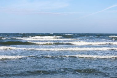 Deniz dalgaları arka planı. Mavi Okyanus. Mavi Gökyüzü. Yüksek kalite fotoğraf. Mesaj için yer var. Yaz tatili kavramı.