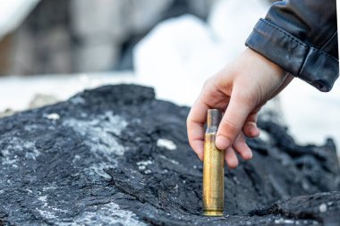 Elinde tüfek mermisi tutan kadın. Ukrayna 'da savaş. Ukrayna 'da savaş kavramı. Yüksek kalite fotoğraf. Ukrayna 'ya yardım. Metin için boşluk.