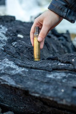 Elinde tüfek mermisi tutan kadın. Ukrayna 'da savaş. Ukrayna 'da savaş kavramı. Yüksek kalite fotoğraf. Ukrayna 'ya yardım. Metin için boşluk.