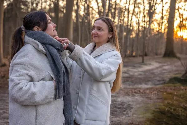 Ormanda yürüyüş yapan iki bayan arkadaş. Ormanda yürüyen arkadaşlar. Doğadaki insanlar. Yüksek kalite fotoğraf. Ormanda bir yürüyüş. Doğada rahatlama.