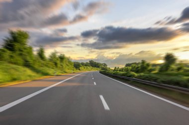 Doğadaki yüksek hızlı yol üzerinde hareket bulanıklığı olan dinamik çekim.