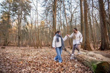 Ormanda yürüyüş yapan iki bayan arkadaş. Ormanda yürüyen arkadaşlar. Doğadaki insanlar. Yüksek kalite fotoğraf. Ormanda bir yürüyüş. Doğada rahatlama.