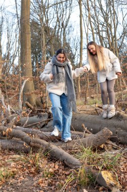 Ormanda yürüyen iki kadın. Orman. Doğa. Açık hava eğlencesi. Yüksek kalite fotoğraf. Soğuk hava. Doğa gezisi.