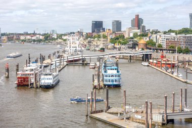 Hamburg limanının parlak panoramik manzarası şehrin ufuk çizgisi üzerinde tekne ve feribotlarla. Kentsel ve deniz atmosferli yaz atmosferi.