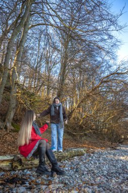 Ormanda yürüyüş yapan iki bayan arkadaş. Ormanda yürüyen arkadaşlar. Doğadaki insanlar. Yüksek kalite fotoğraf. Ormanda bir yürüyüş. Doğada rahatlama.