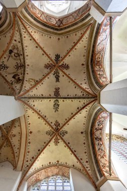 Güzel süslemeleri ve tarihi freskleri olan Gotik bir tavanın dikey fotoğrafı. Tasarım geçmişi, mimari projeleri ve kültürel miras temaları için mükemmel..
