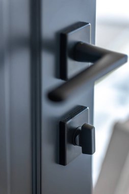 Bir başparmak dönüş mandalı ve mat mavi kapılar, yumuşak röfle ve gevrek geometri vurgulamak premium modern donanım.