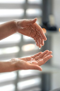 Gün ışığında palmiyeler arasında akan sıcak bir yağ damlasına yaklaş. Sakin denge ve temiz estetik ile en az kişisel bakım anı.