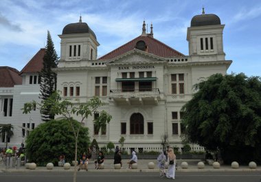 İnsanlar hafta sonu boyunca Endonezya Merkez Bankası Endonezya Binası önünde rahatlar.